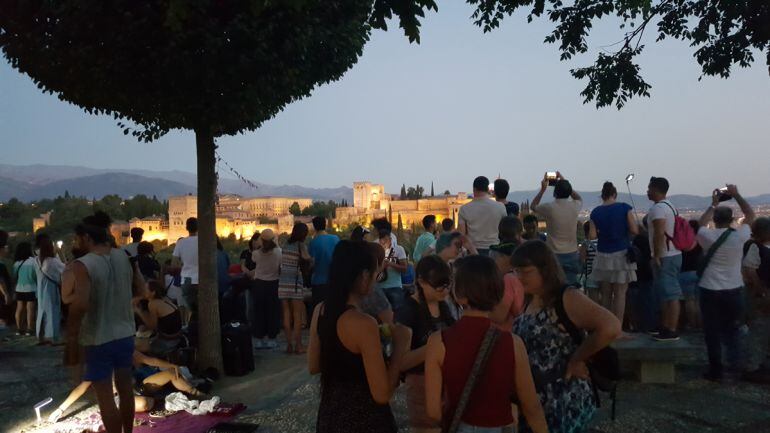 Turistas en el Mirador de San Nicolás de Granada
