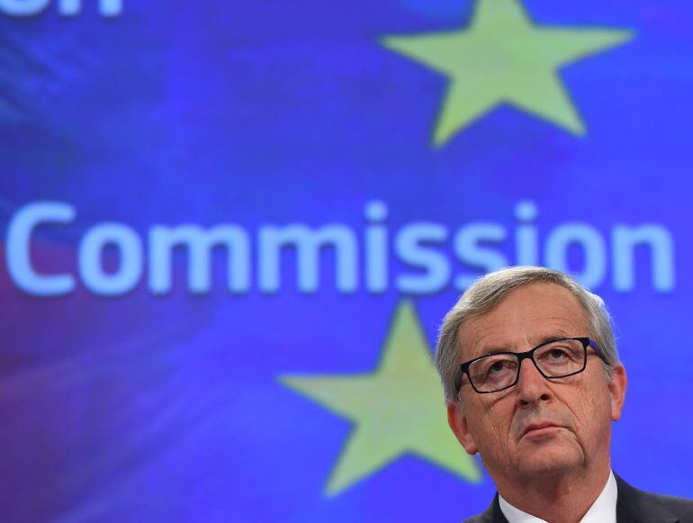 European Commission President Jean-Claude Juncker gives a press conference at the end of German chancellor&#039;s visit to the European Commission at the European Commission headquarters in Brussels, on March 4, 2015.  AFP PHOTO/Emmanuel Dunand