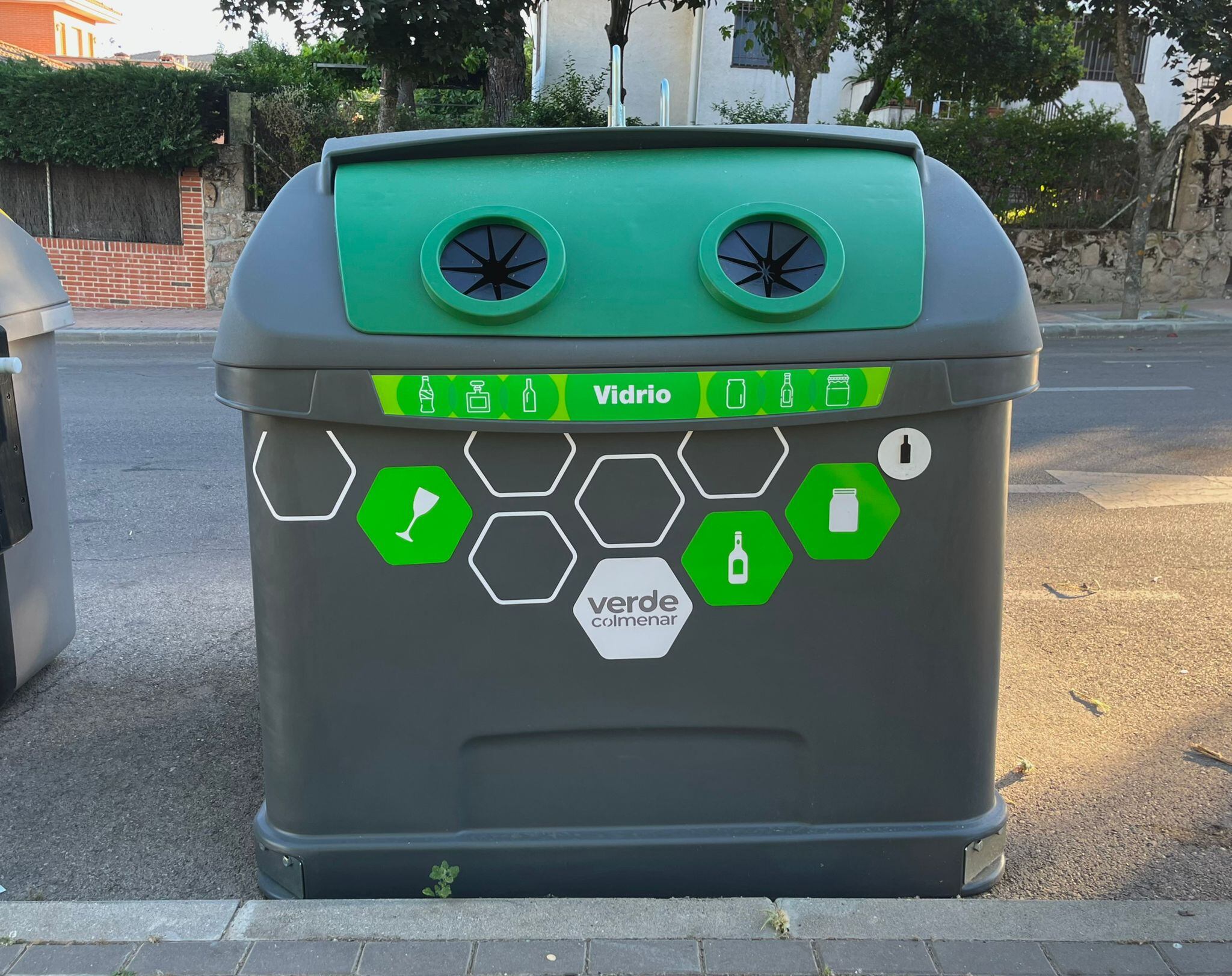 Ya se ha instalado el contenedor amarillo, de Envases, y el gris, de la fracción Resto y, en los próximos días, se instalarán los contenedores de residuos en los polígonos industriales