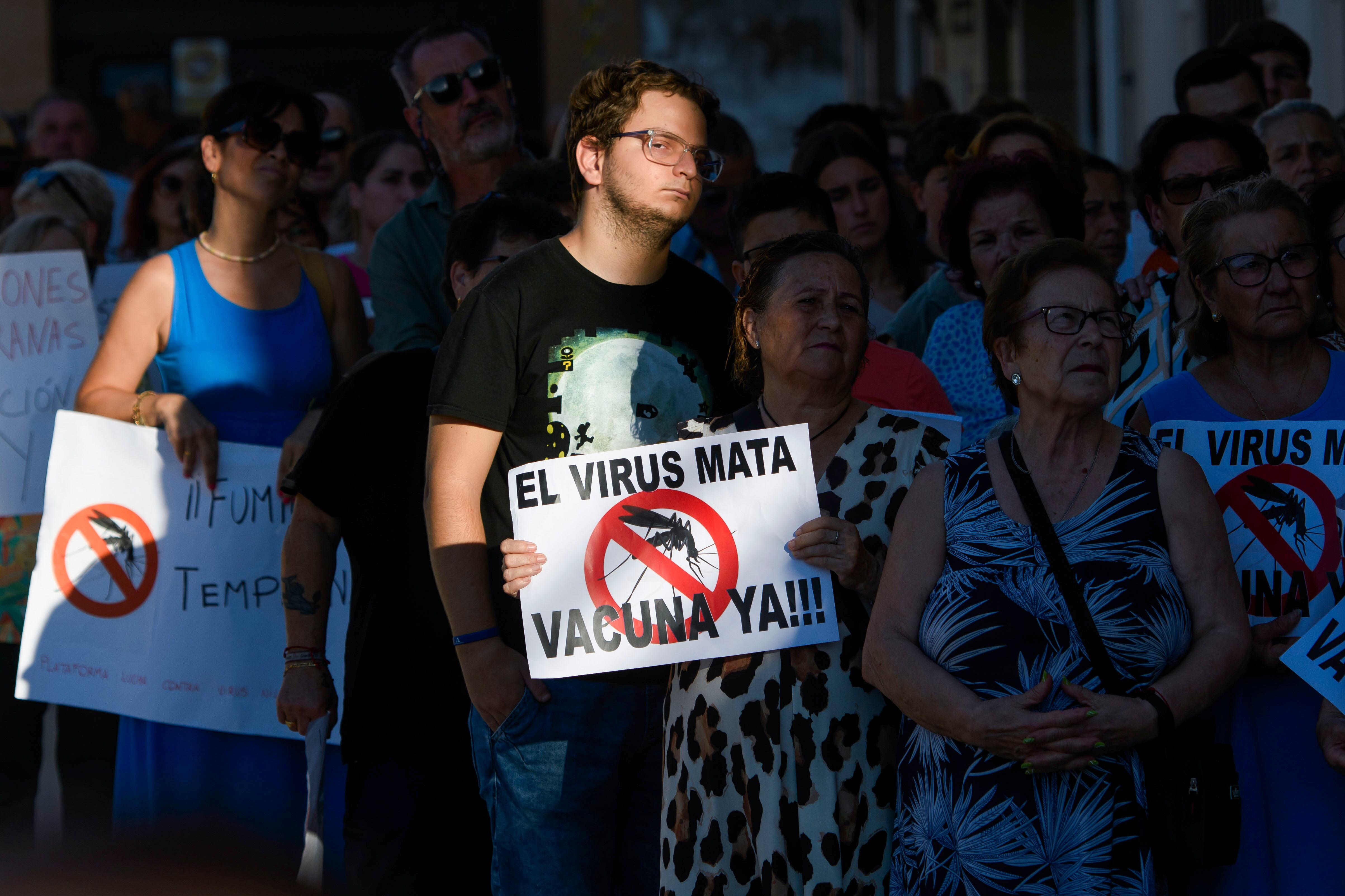 ISLA MAYOR (SEVILLA), 02/09/2024.- Manifestación en las puertas del ayuntamiento de Isla Mayor en protesta por la actuación del Gobierno con respecto a la fiebre del Mosquito del Nilo, después de que la consejería de Salud de la Junta de Andalucía haya informado este lunes de que se han confirmado ocho nuevos casos de personas afectadas por el virus del Nilo la última semana en la provincia de Sevilla. EFE/ Raúl Caro
