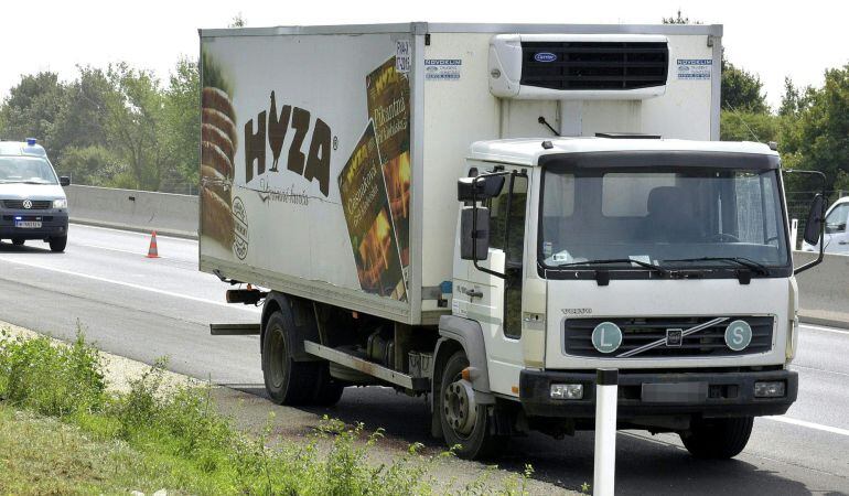 El camión frigorífico en el que viajaba un grupo de inmigrantes que murieron asfixiados en Austria.