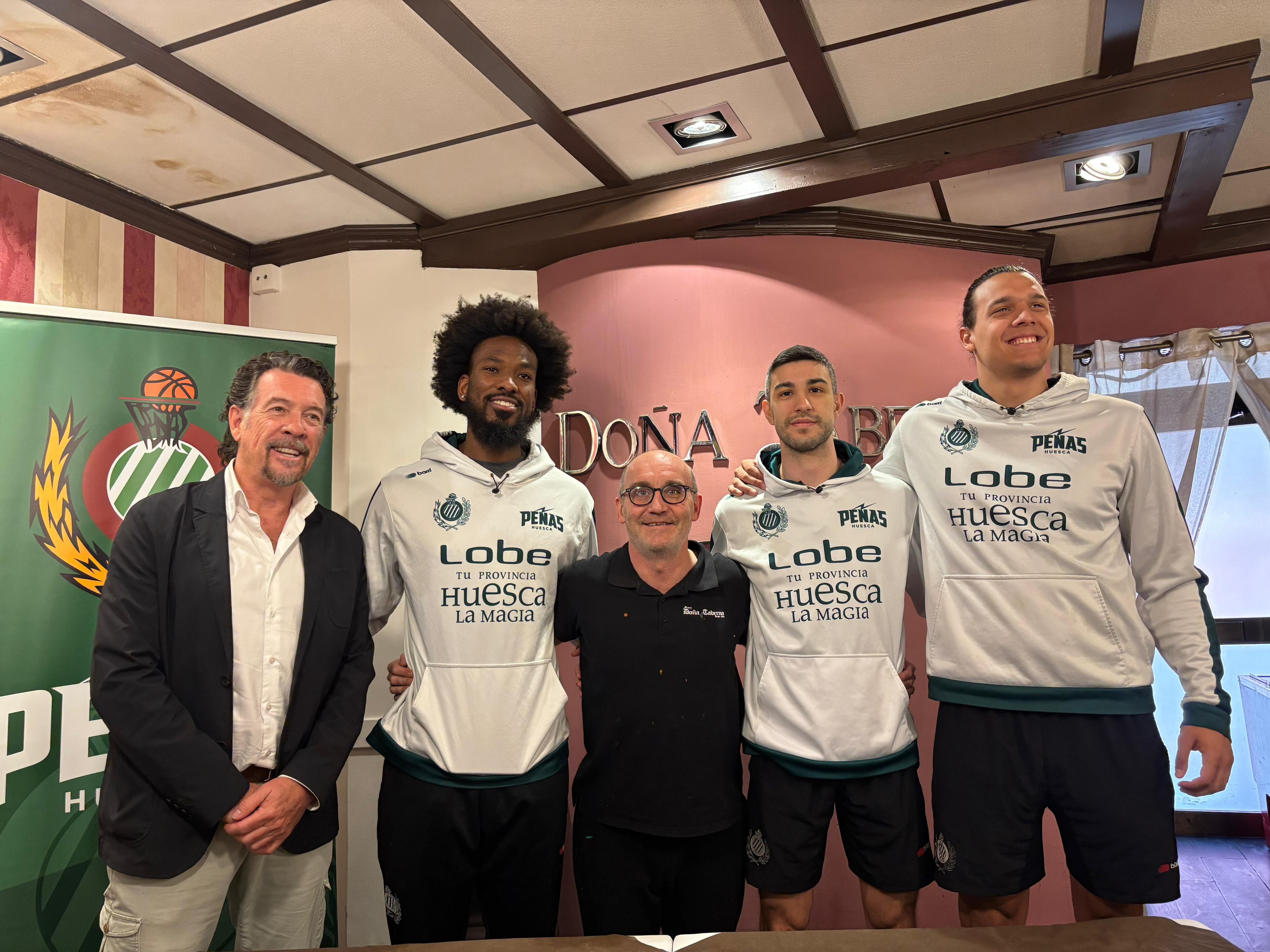 Los jugadores de Lobe Huesca la Magia en Doña Taberna