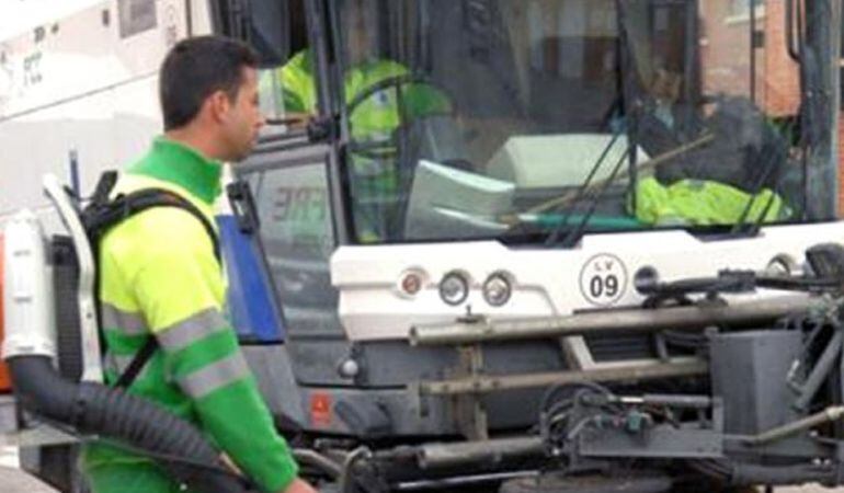 Trabajadores de FCC en Valdemoro realizando tareas de limpieza viaria