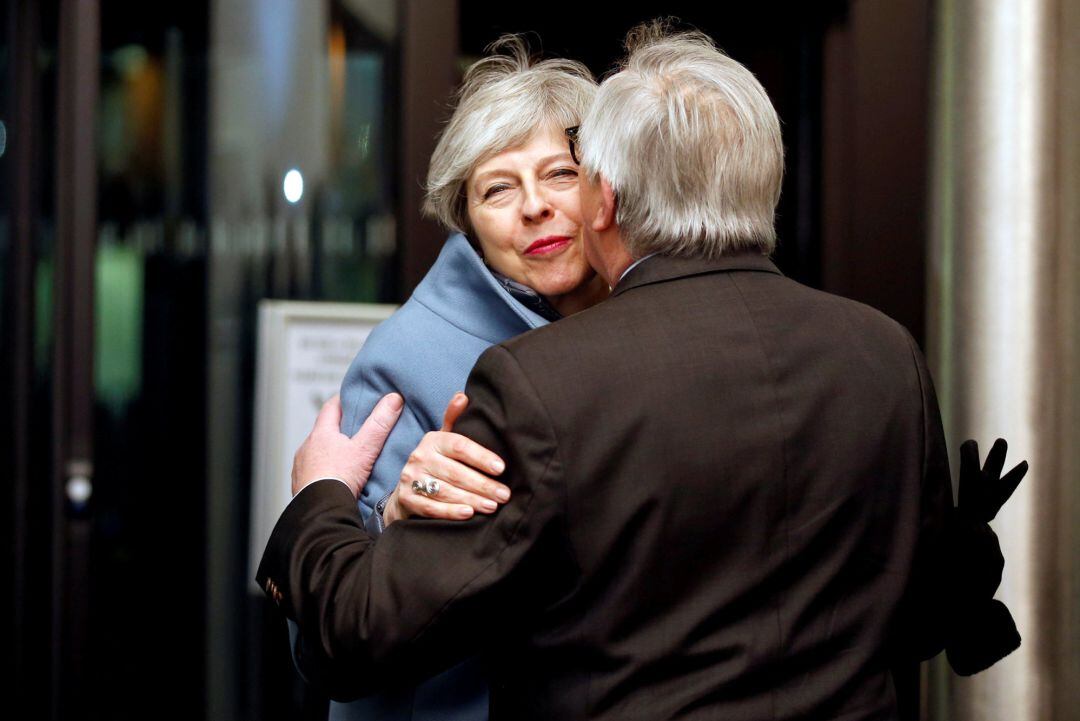 Theresa May y Jean-Claude Junker en Estrasburgo