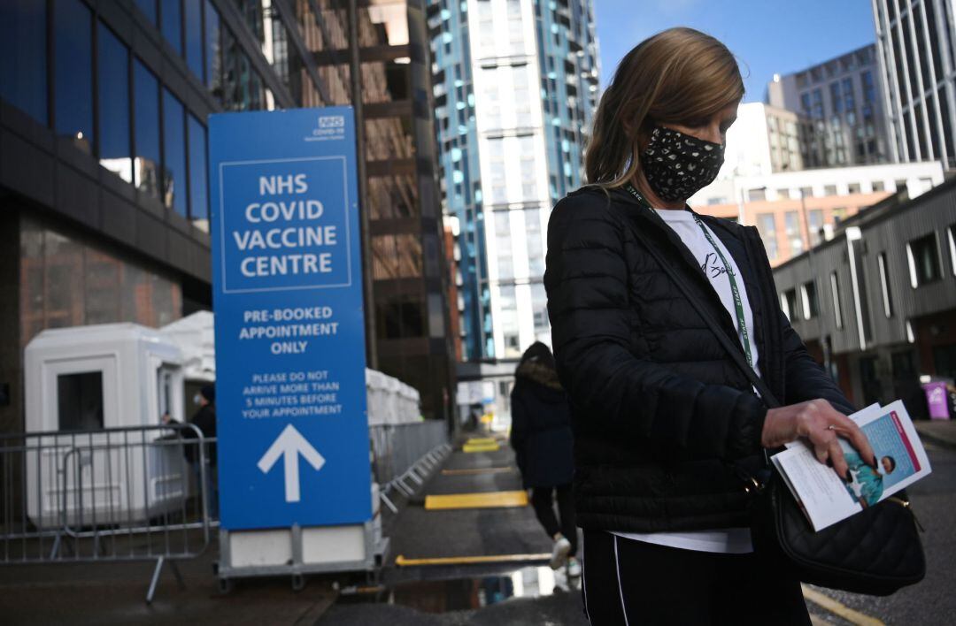 Una mujer abandona un centro de vacunación en Wembley, Londres