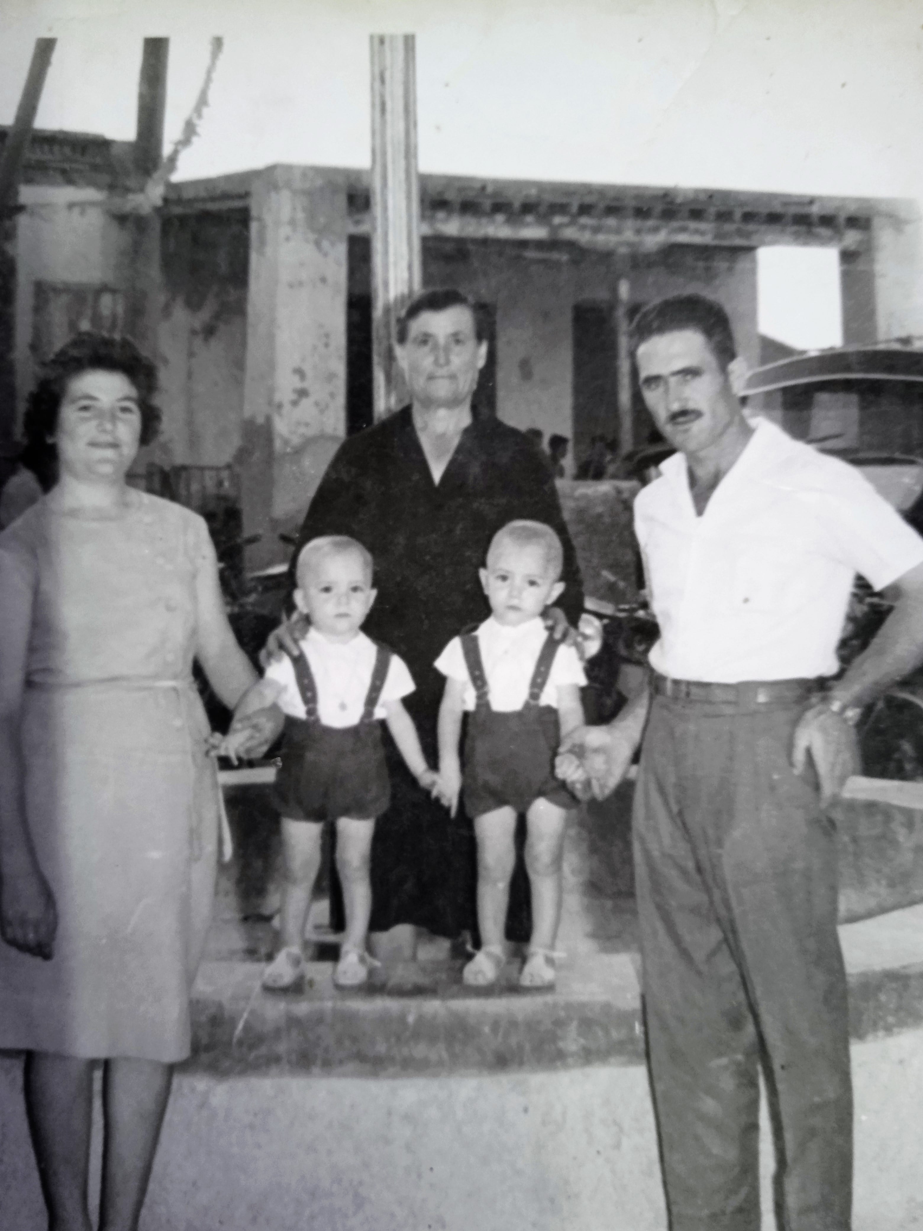 Año 1967. Antonio &quot;El Trapero&quot; con su su suegra Florentina y su esposa Paquita “La Joselona”, junto a sus primeros hijos. Los Gemelos Antonio y Pepe.  Luego llegarían cuatro hijos más Paco, Asensio, Miguel Ángel y la deseada Mari LoLi