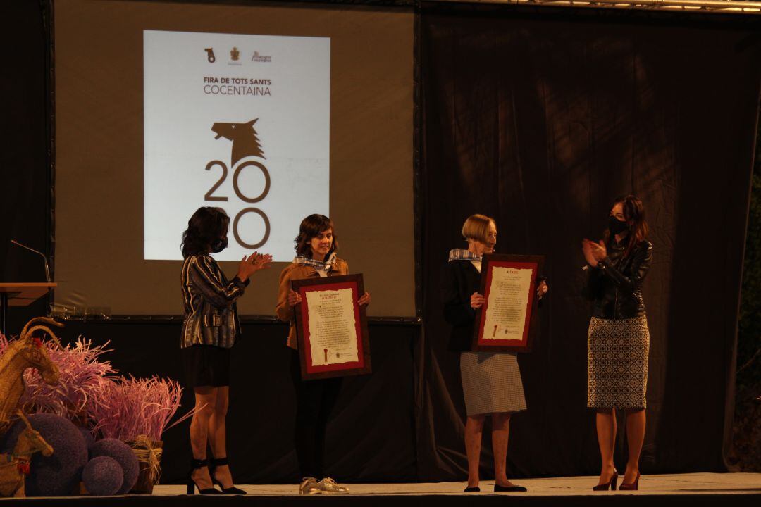 Las lectoras del Privilegio de la Fira junto a la alcadesa y concejal de Fira de Cocentaina