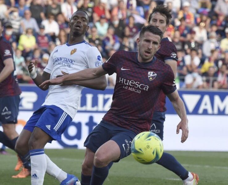 Jair Amador y Gerard Valentín disputan un balón en el enfrentamiento de la temporada pasada en El Alcoraz