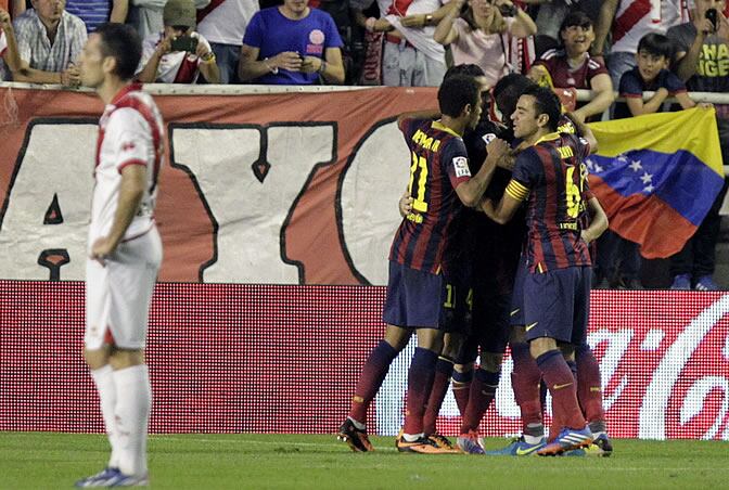 Los jugadores del Barcelona celebran el primer gol de Pedro en Vallecas