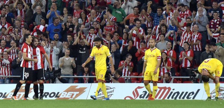 GRA410. BILBAO, 26/10/2015.- Los jugadores del Athletic, Aritz Aduriz (i) y Beñat (2i), celebran el tercer gol del equipo bilbaino, durante el encuentro correspondiente a la novena jornada de primera división, que disputan esta noche frente al Sporting en el estadio de San Mamés, en Bilbao. EFE/MIGUEL TOÑA.