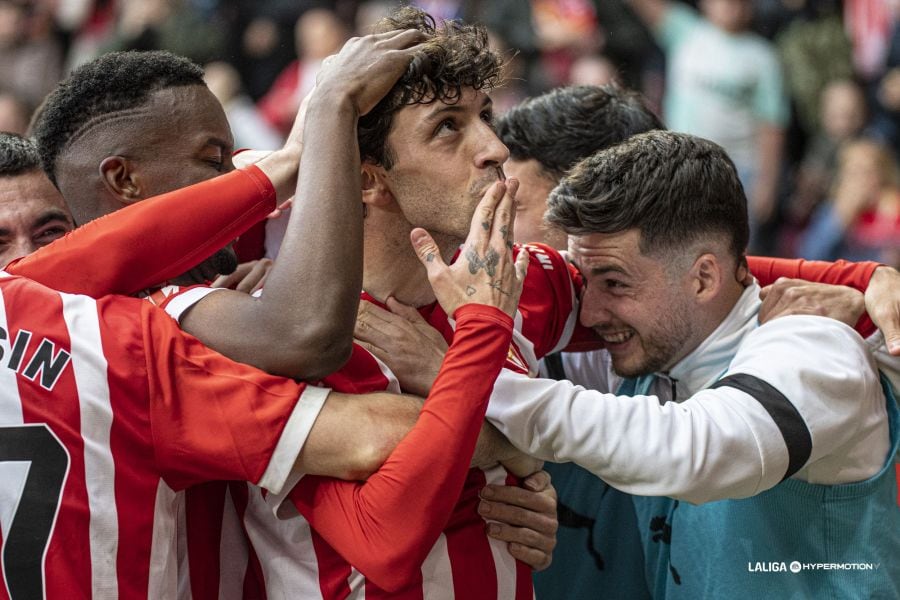 Gelabert (Sporting) celebra su gol al Mirandés.