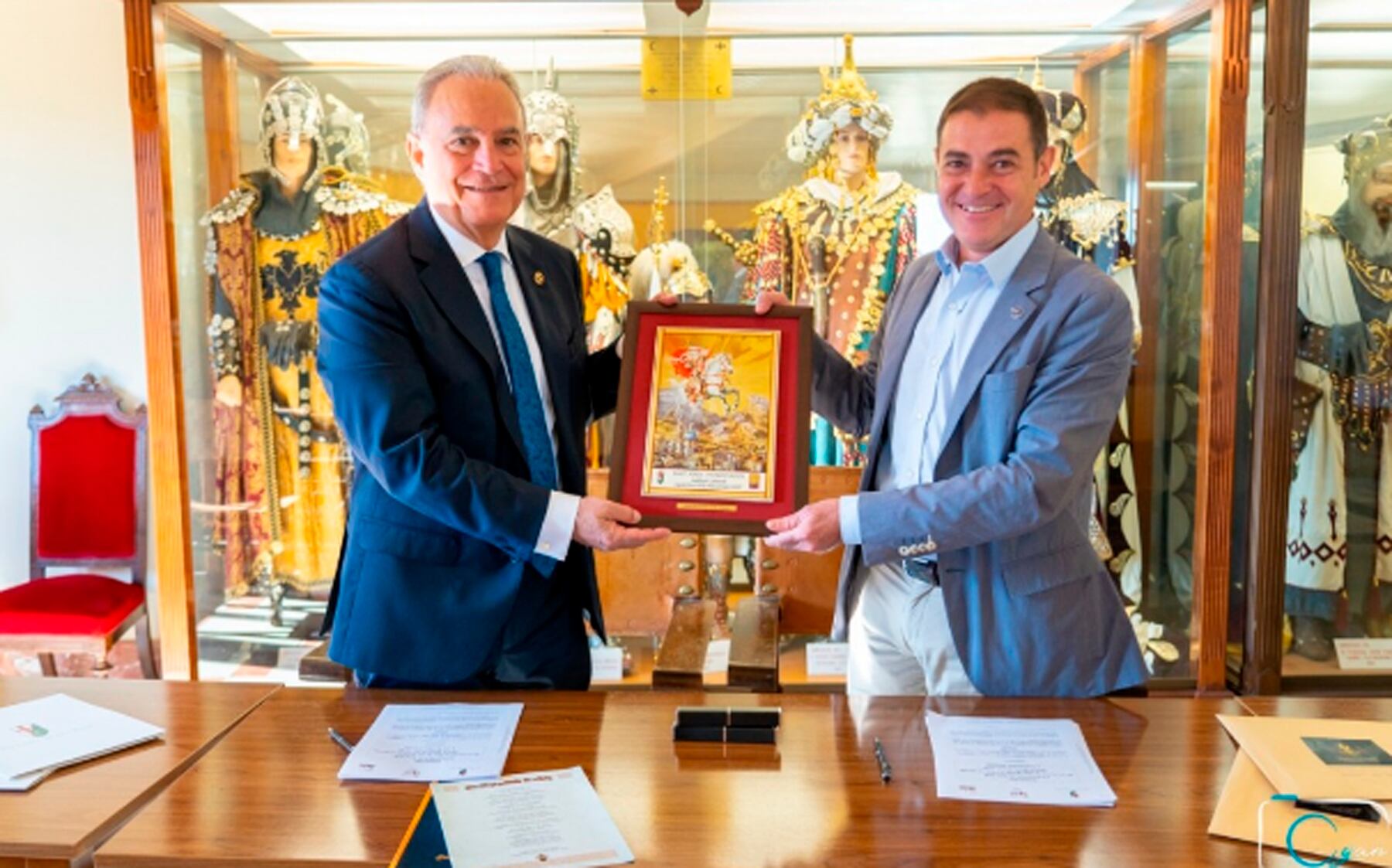 Indalecio Carbonell y el presidente de la Asociación de San Jorge, Paco García