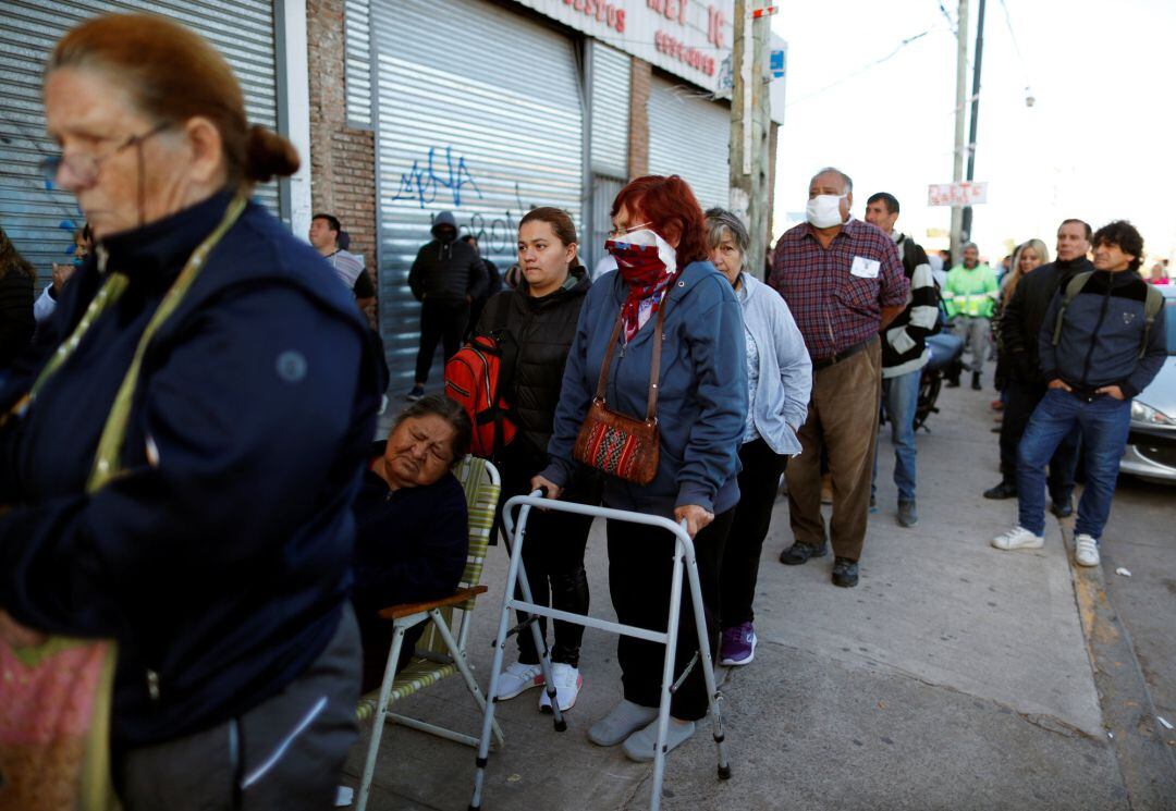 Jubilados esperan en las puertas de los bancos de Argentina que abrieron este viernes sus puertas tras varios días cerrados