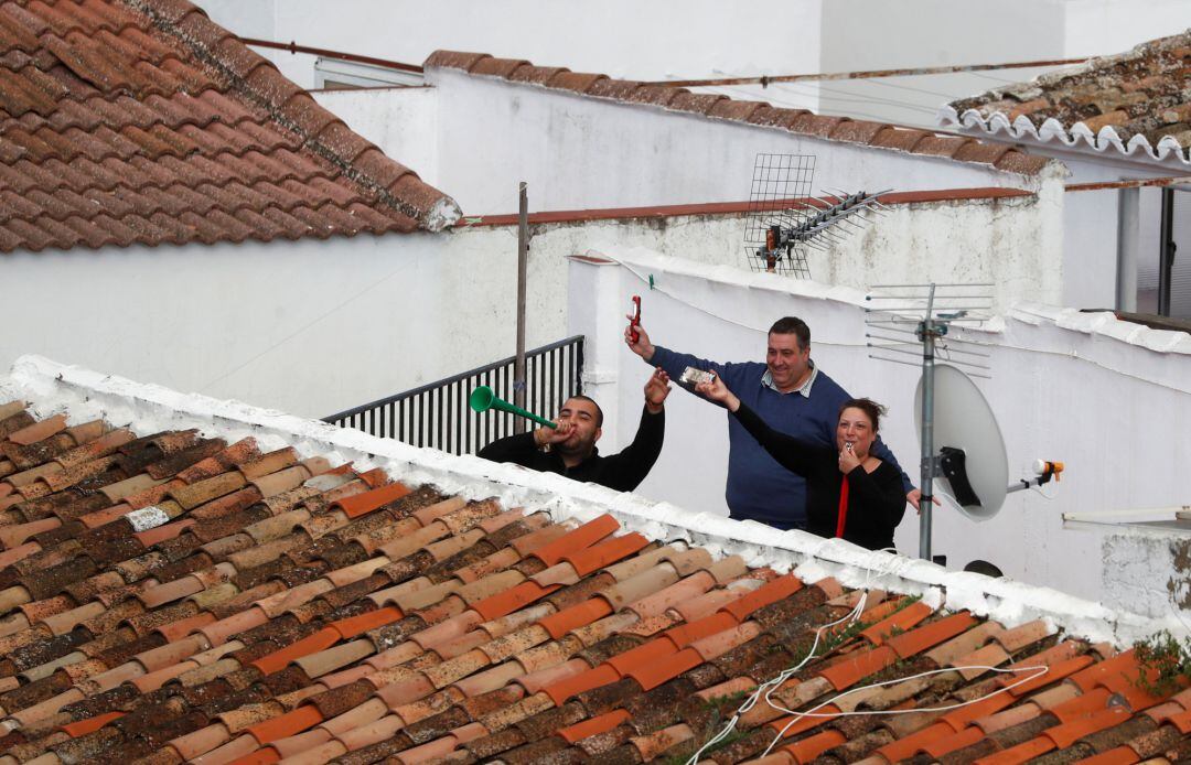Una familia durante el confinamiento en una terraza de Ronda