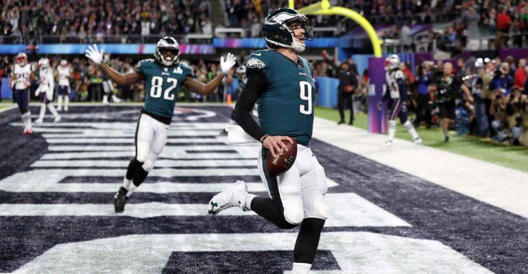 Nick Foles anota un touchdown para los Eagles