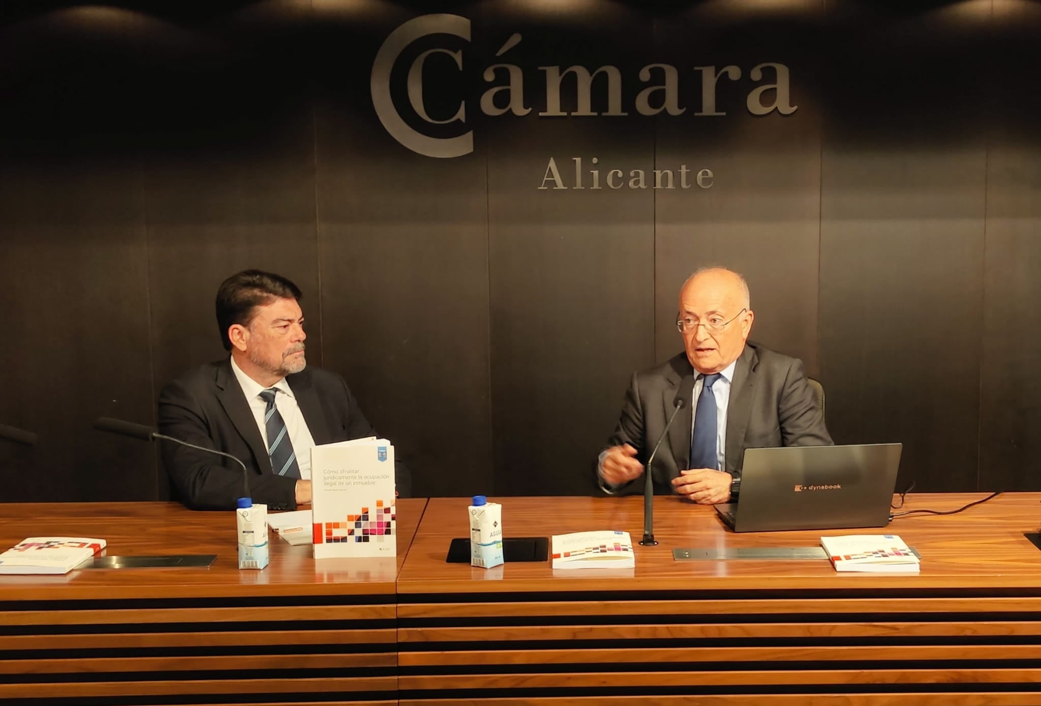 El alcalde, Luis Barcala, y el magistrado, Vicente Magro, durante la conferencia sobre ocupación