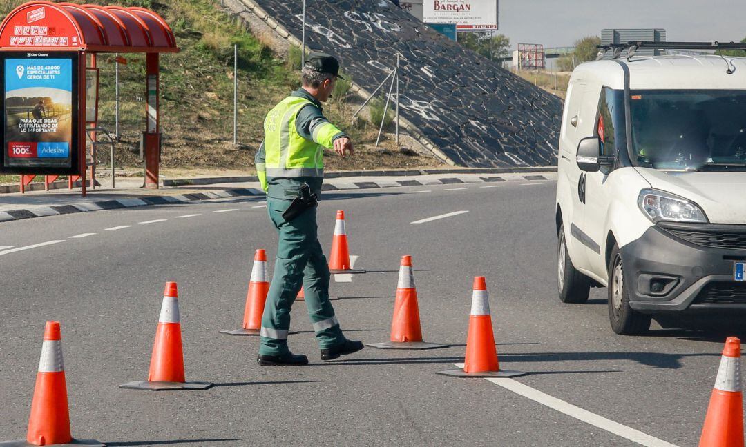 Un agente de la Agrupación de Tráfico de la Guardia Civil durante la campaña especial de la DGT.