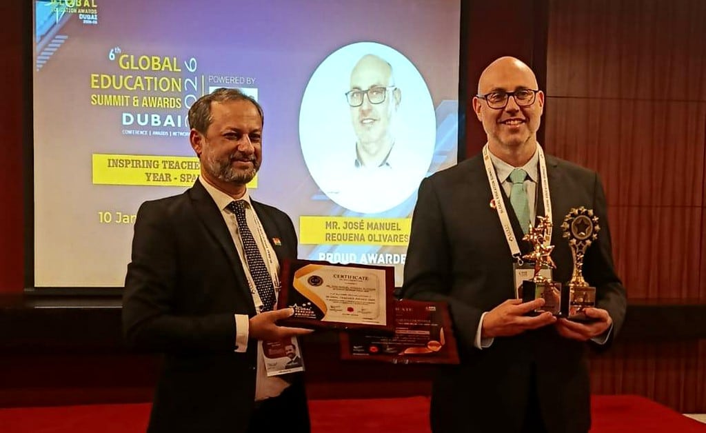 jose-manuel-requena-olivares recibiendo los galardones