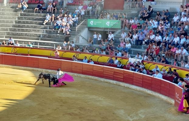 Jorge Mallén en un lance de su actuación en la plaza de toros de Huesca