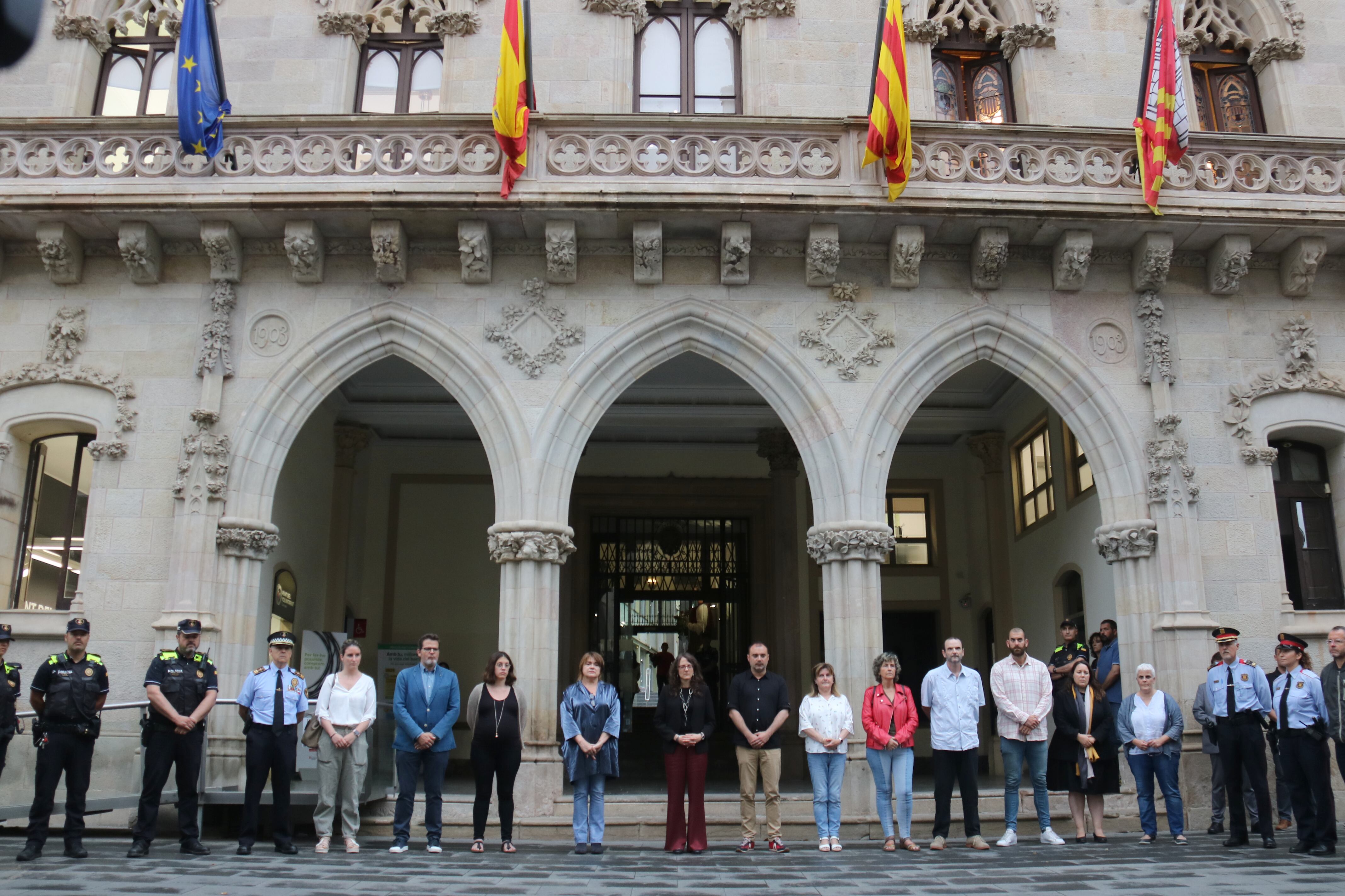 Minut de silenci davant l&#039;Ajuntament de Terrassa per l&#039;assassinat de dues veïnes al Pakistan