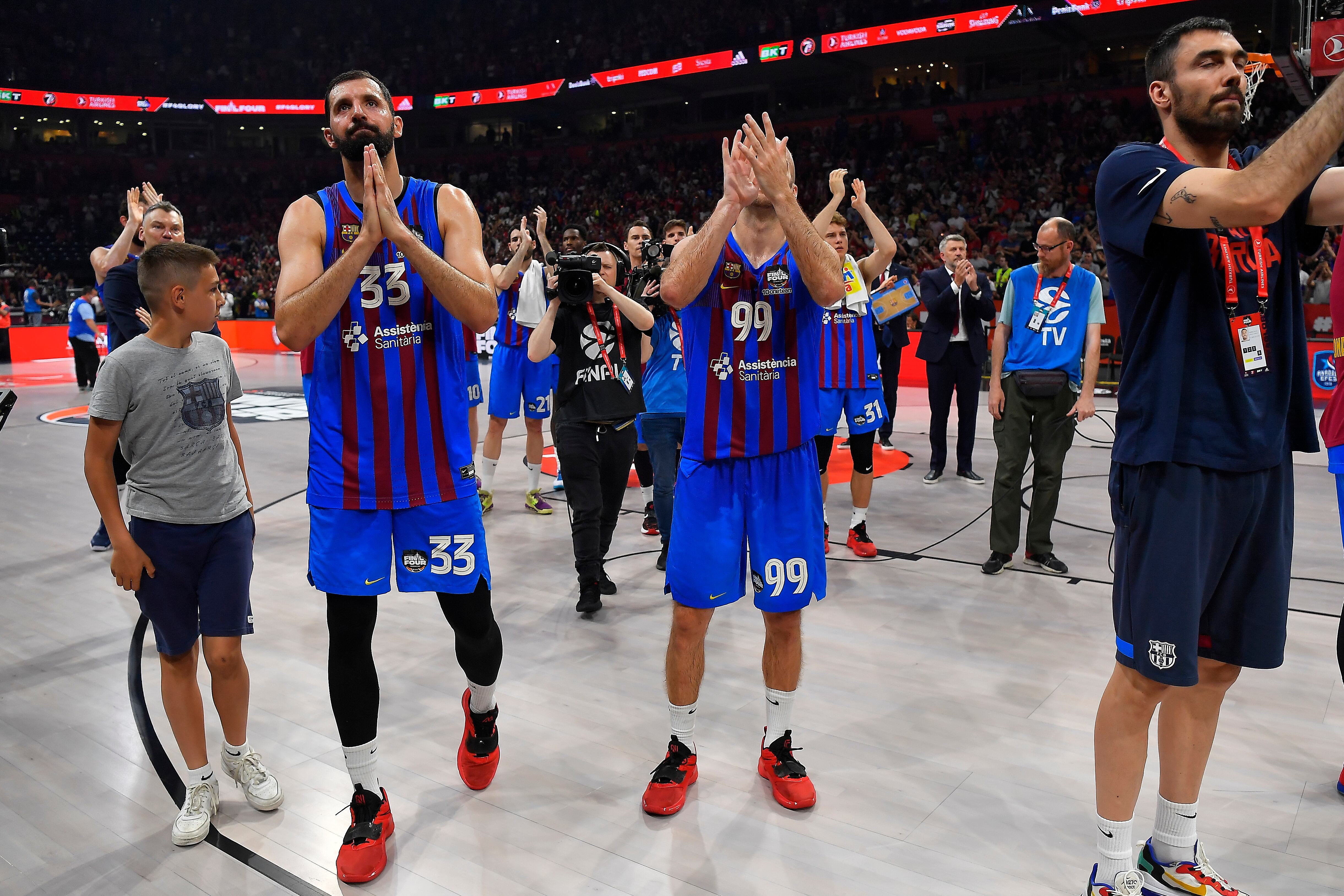 Los jugadores del Barcelona al final del partido.