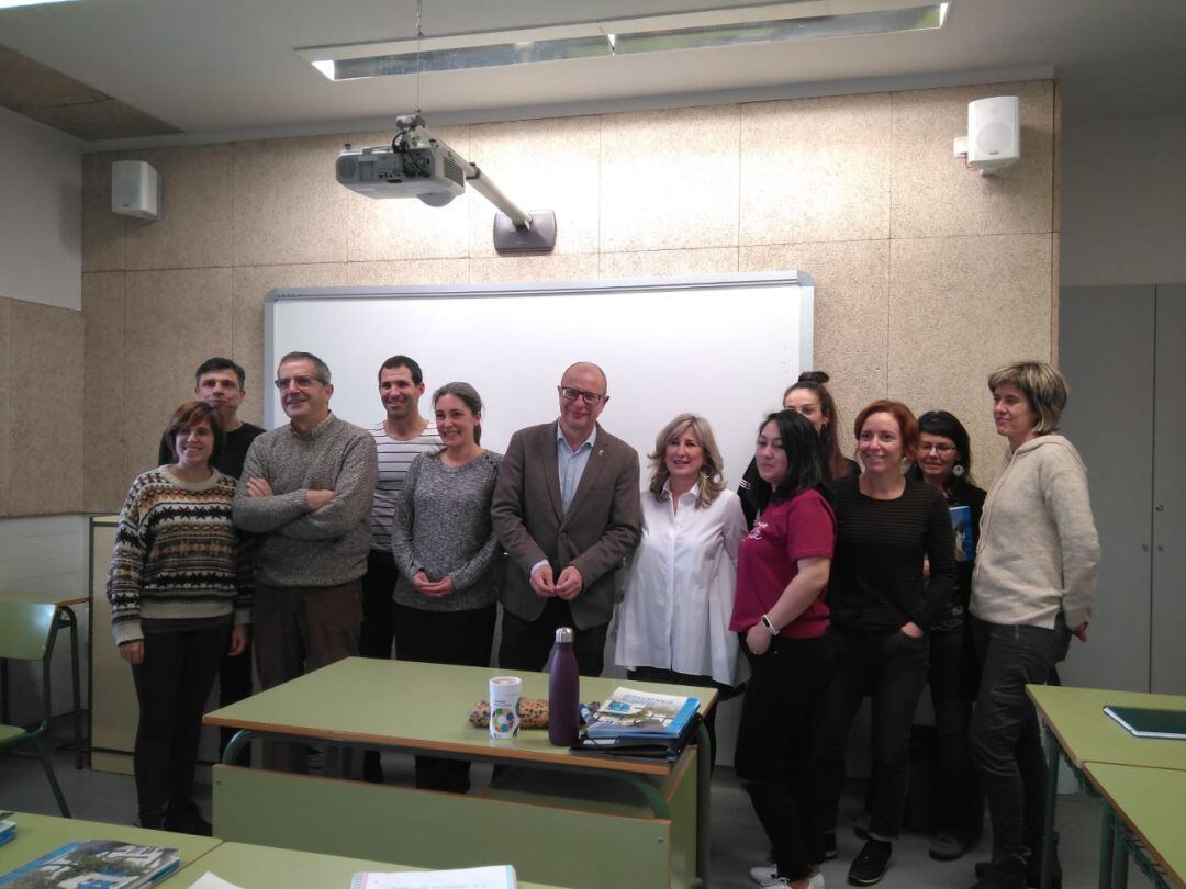 En Pamplona, el consejero de Educación, Carlos Gimeno, visita la Escuela Oficial de Idiomas a Distancia de Navarra