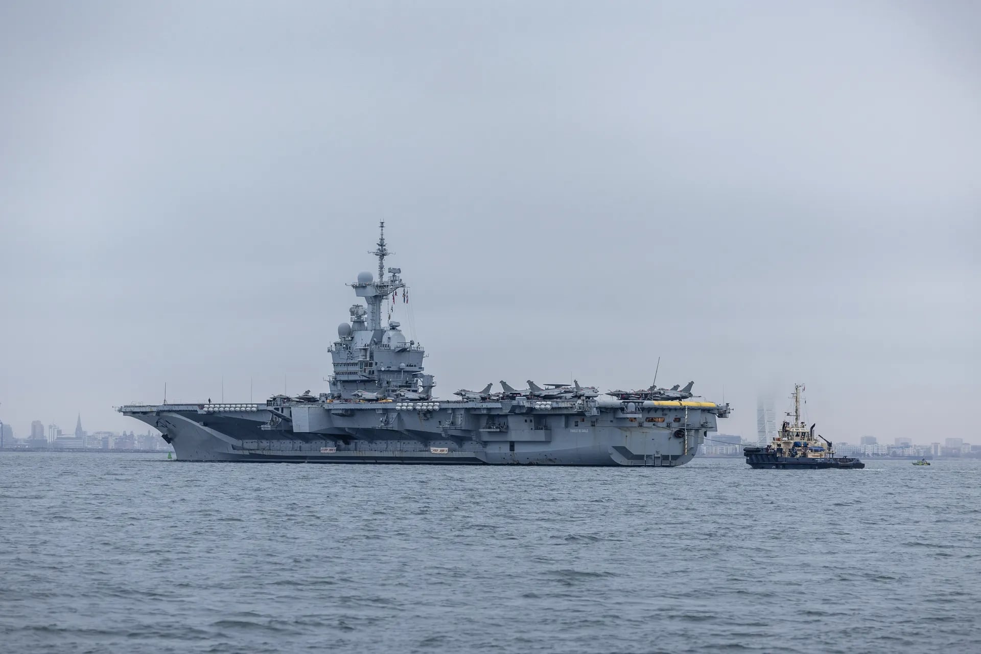 El portaviones francés Charles de Gaulle a su llegada a la ciudad sueca de Malmö