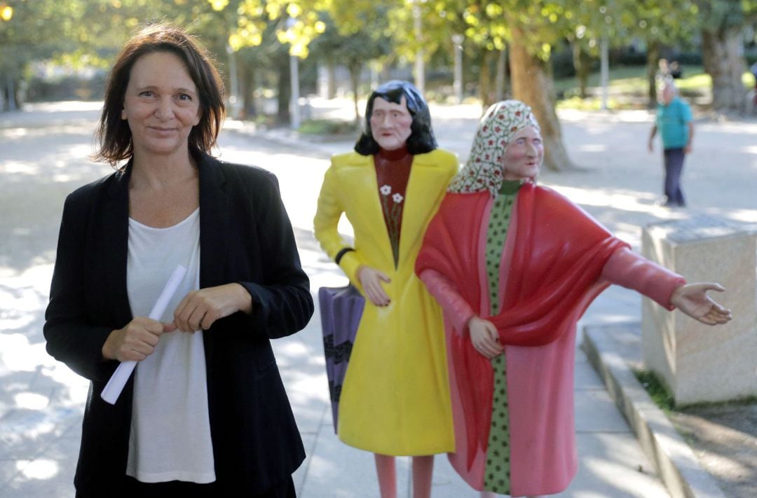 La diputada de Unidos Podems, Carolina Bescansa, antes de valorar ante los medios la propuesta de la ejecutiva de Podemos Galicia, en el parque de la Alameda, en Santiago de Compostela. 