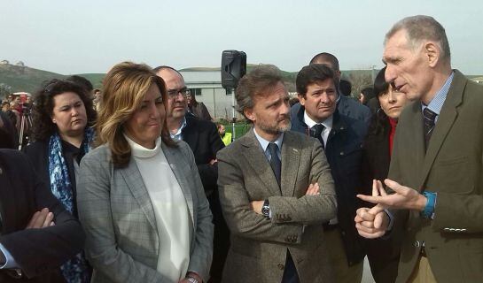 La presidenta de la Junta, Susana Díaz, atiende junto al consejero de Medio Ambiente, José Fiscal, las explicaciones a cargo del director de la obra