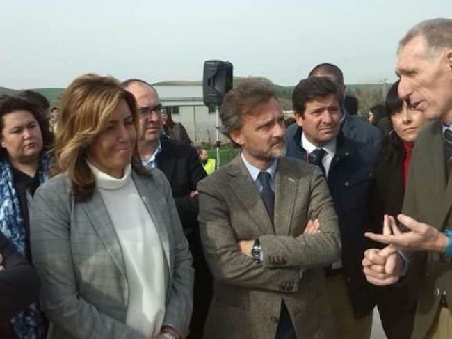 La presidenta de la Junta, Susana Díaz, atiende junto al consejero de Medio Ambiente, José Fiscal, las explicaciones a cargo del director de la obra