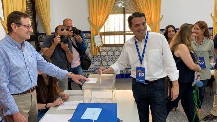 Jose María Bellido vota en La Salle