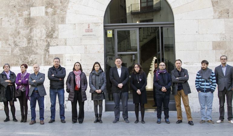Concentración en el Palau de la Generalitat por la mujer asesinada en Villena