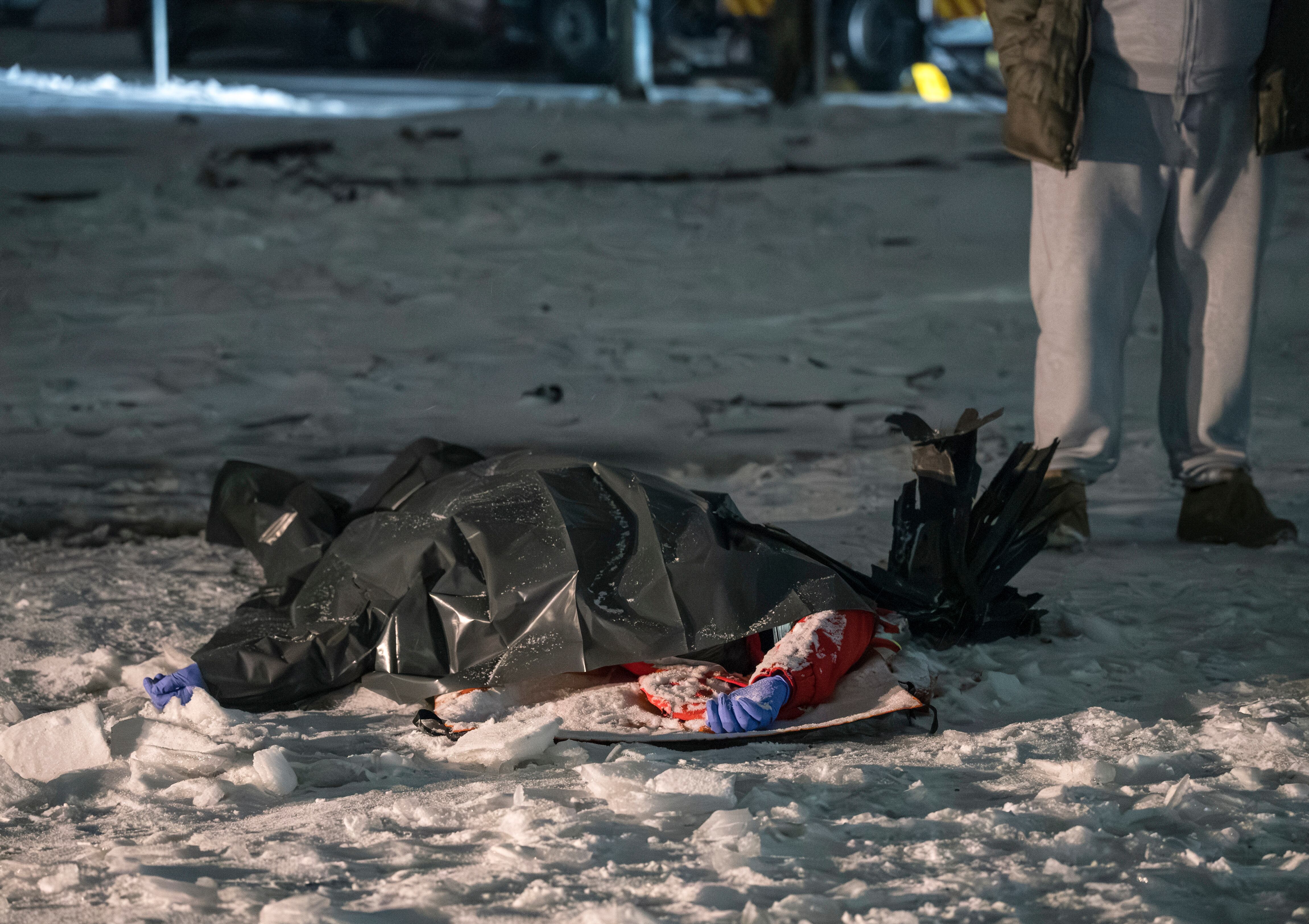 El cadáver de un médico, cubierto tras un ataque ruso en Kiev.