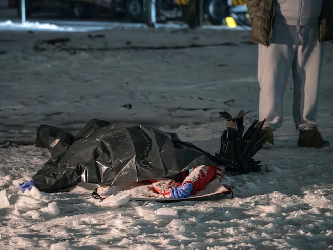 El cadáver de un médico, cubierto tras un ataque ruso en Kiev.