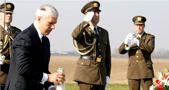 El presidente de Serbia, Boris Tadic, presenta sus respetos a las más de 200 víctimas de la masacre de Vukovar