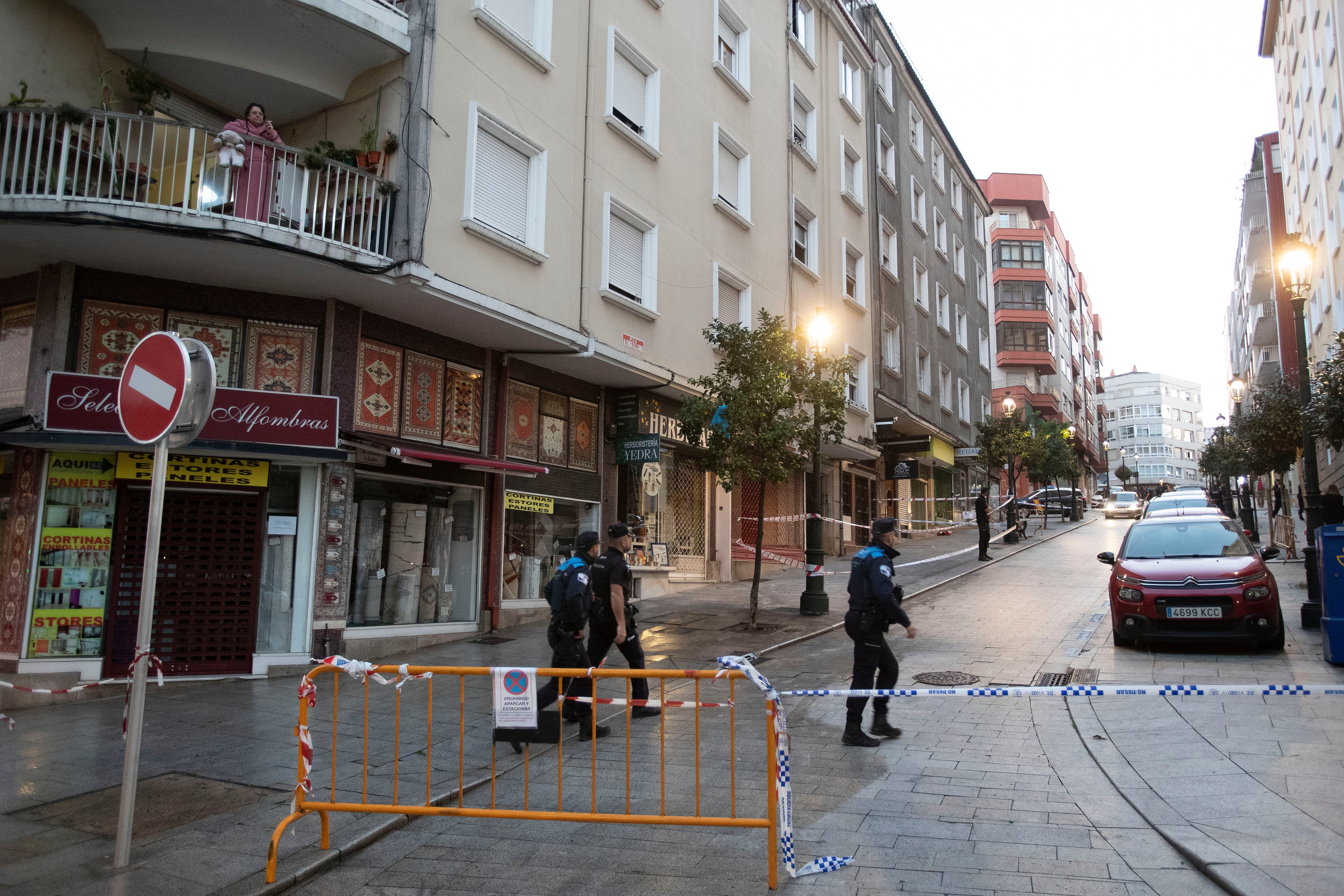 VIGO (PONTEVEDRA), 11/10/2023.- Cuatro personas, entre ellos tres menores han fallecido en el centro de Vigo en el incendio de un edificio que los vecinos consideran intencionado, además ocho personas han resultado heridas por el fuego que ha afectado al número 6 de la calle Alfonso X de la localidad gallega y ya está apagado. EFE / Salvador Sas
