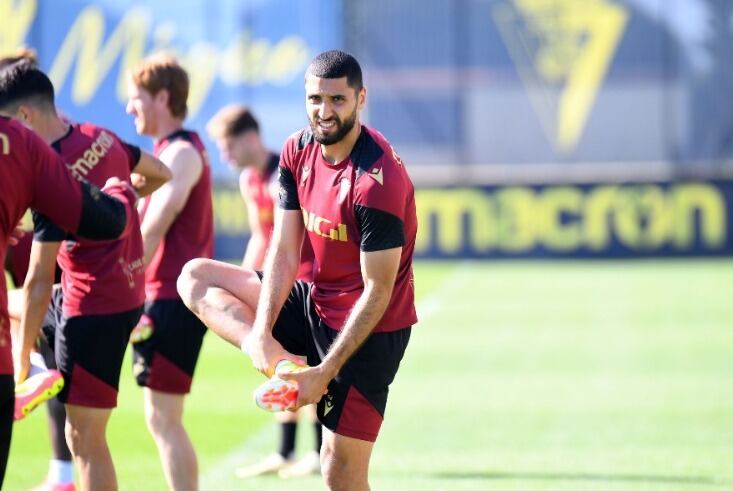 Aiham Ousou central del Cádiz CF o estará ante el Getafe.