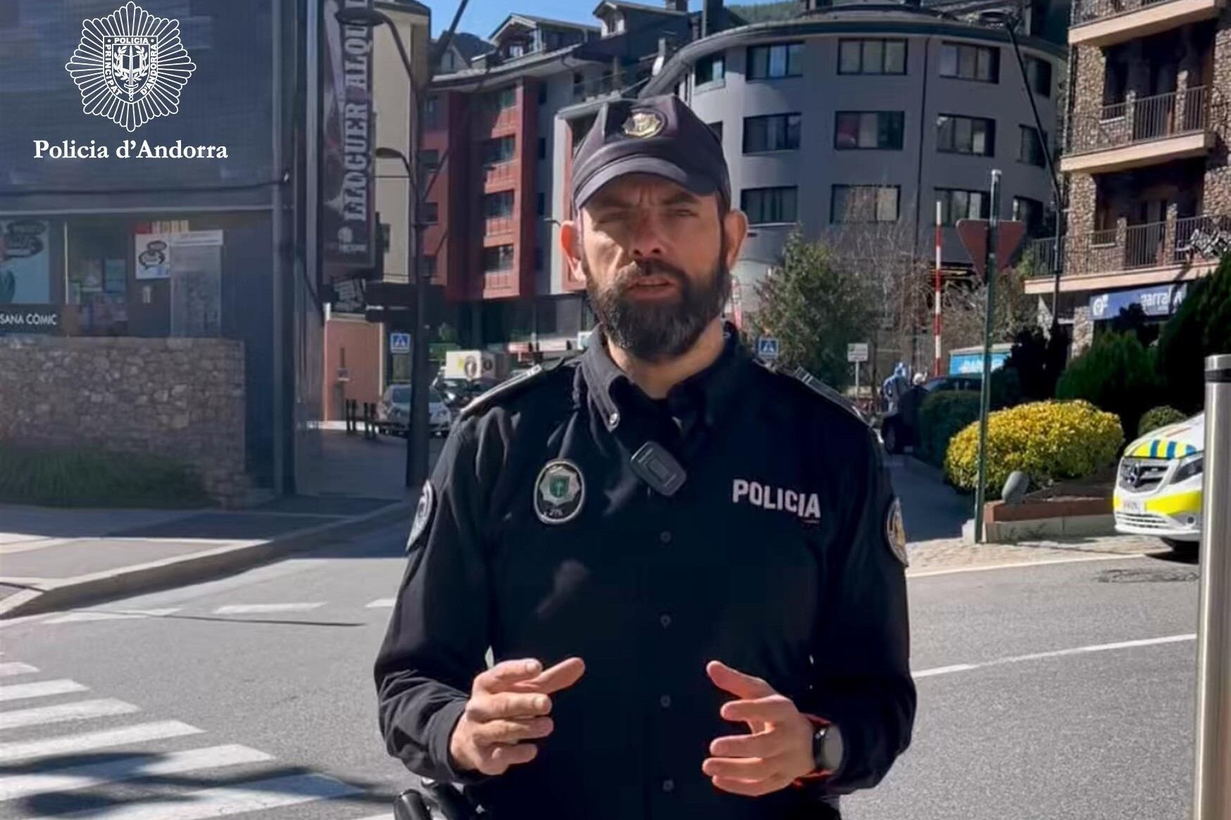 Un agent de policia a la campanya de prevenció dels atropellaments.