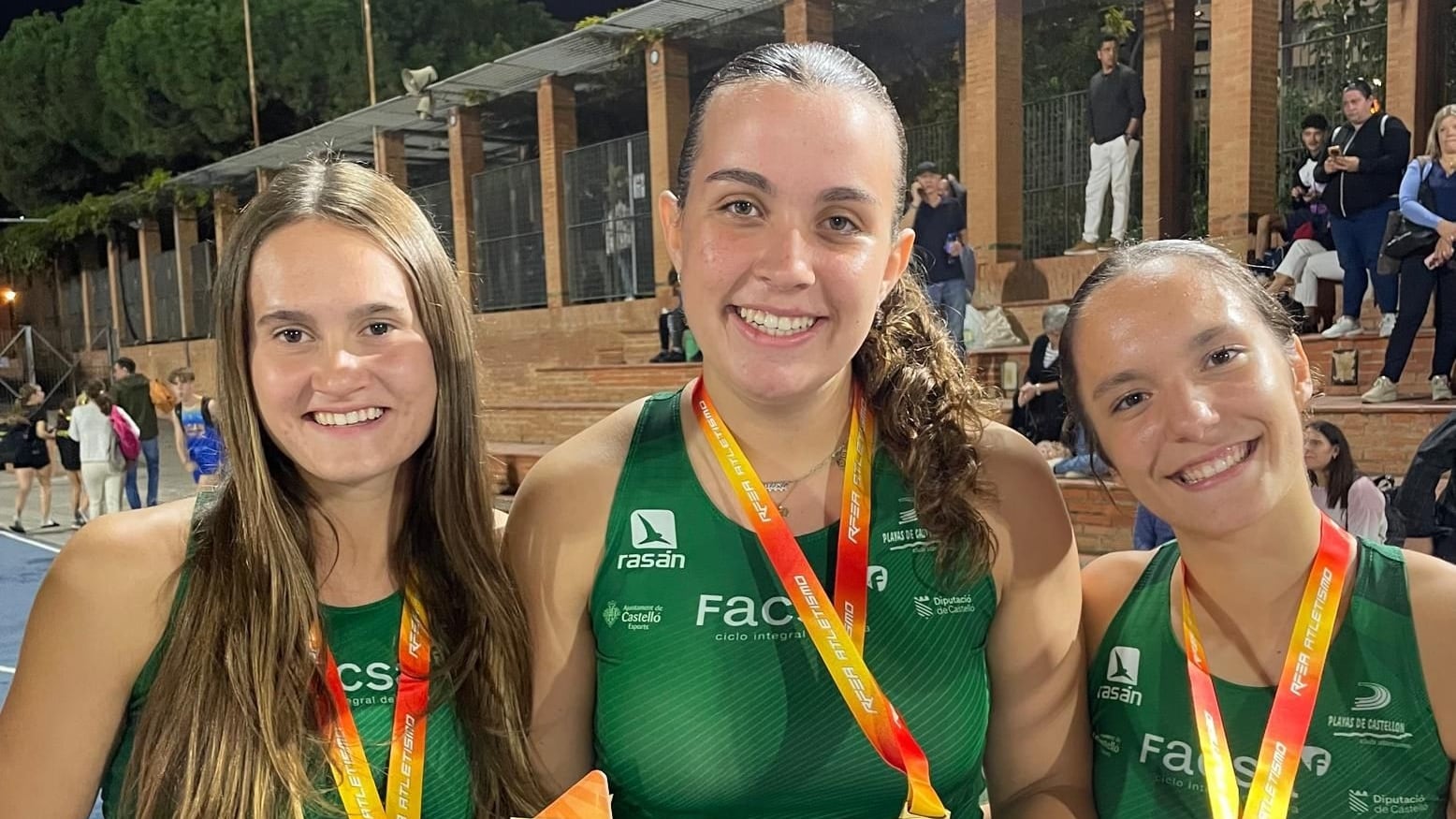 Marta Carrión (I), Anhara Ortega (C) y Nuria Ponte celebran su subcampeonato de España
