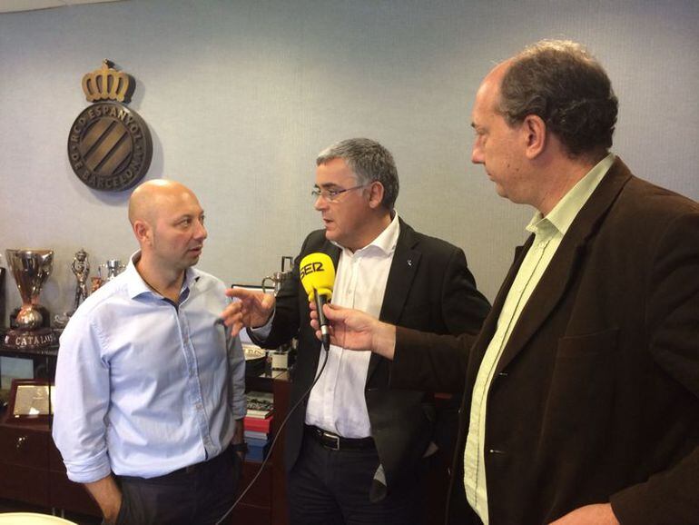 El president de l'Espanyol, Joan Collet, amb Joan Barau i Jordi Martí durant l'entrevista