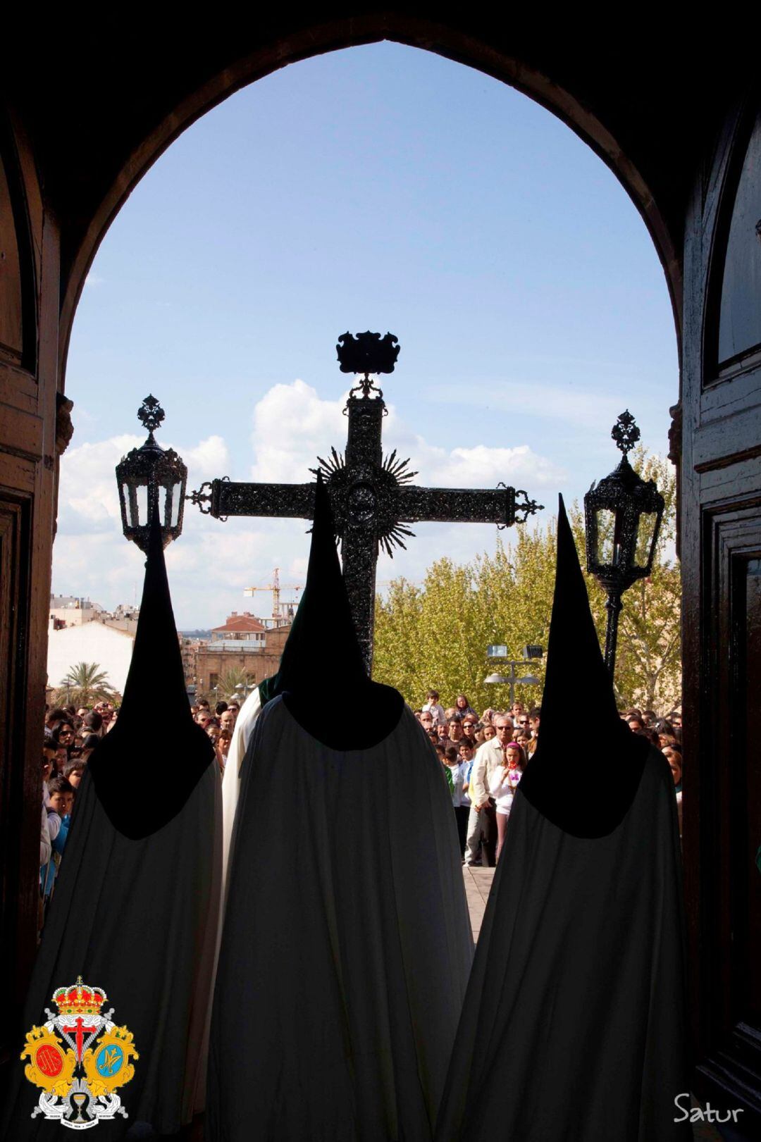 Momento de la salida procesional de la hermandad de la Oración en el Huerto de Linares.