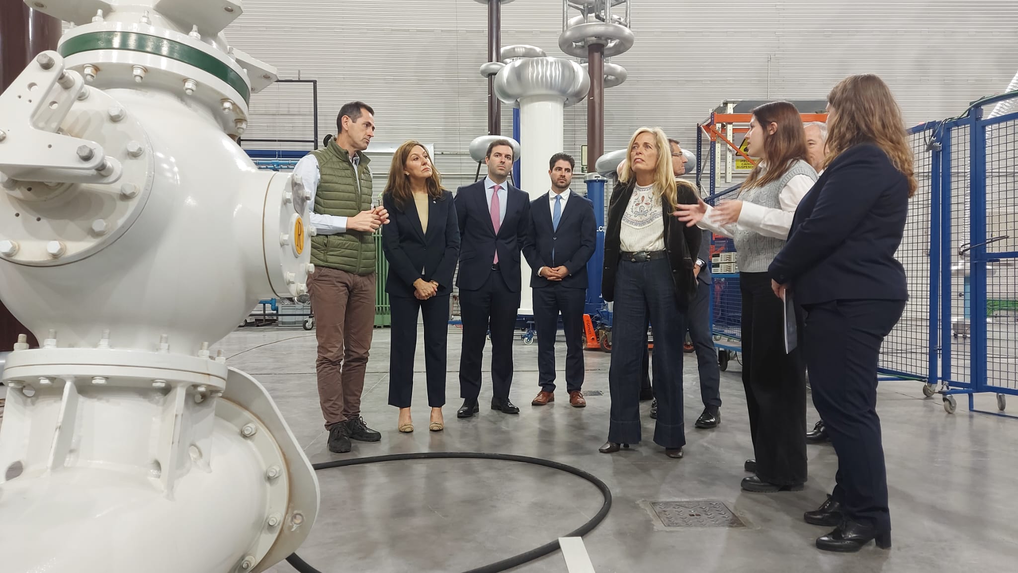 La consejera madrileña de Economía Rocío Albert en el Laboratorio de Alta Tensión de Tecnogetafe