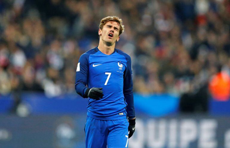 Antoine Griezmann se lamenta durante el partido de la selección francesa.