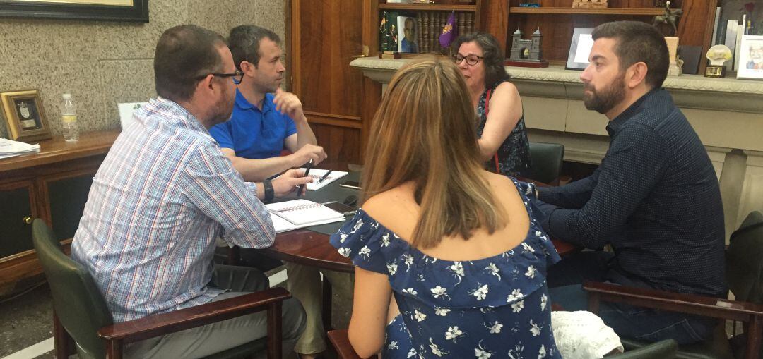 Ayuntamiento y CCOO reunidos en el despacho de alcaldía