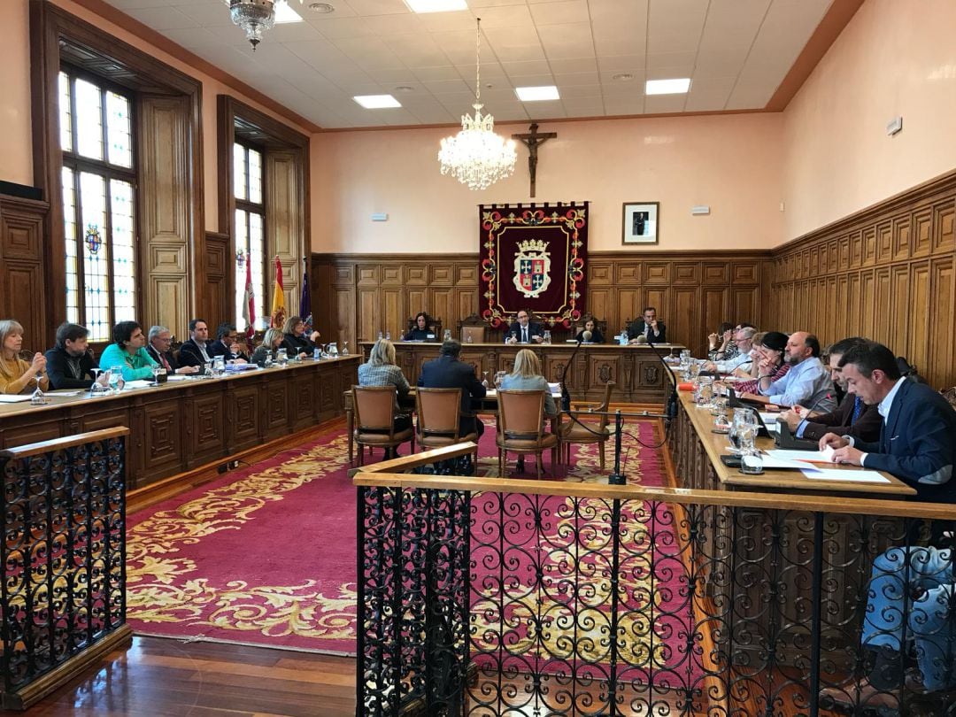 Pleno municipal marcado por la ausencia de David Vázquez
