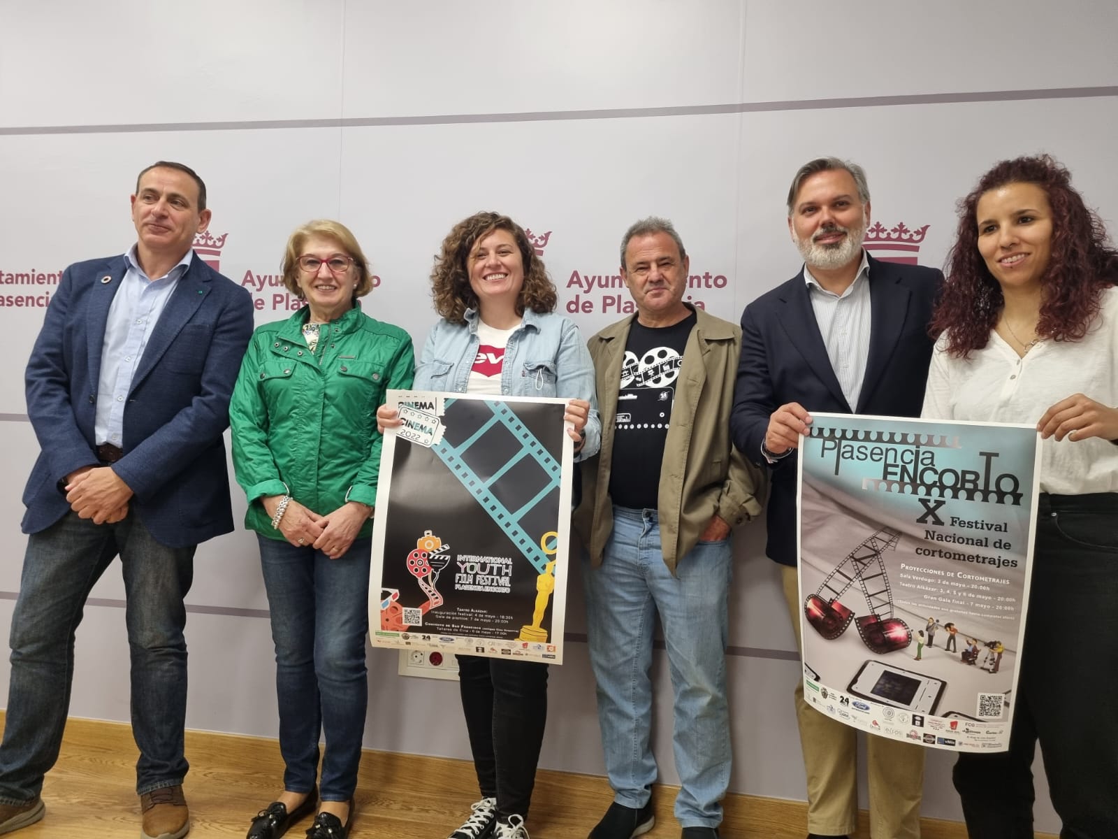 Los directores de los festivales Plasencia en Corto e International Youth film Festival de Extremadura junto al alcalde de Plasencia y representantes públicos