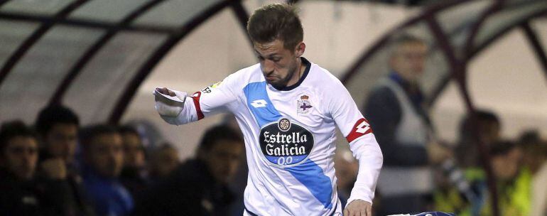  El defensa del Eibar, David Juncá, cae ante el jugador del Deportivo de la Coruña, Fede Cartabia, durante el encuentro correspondiente a la jornada 35 de primera división.