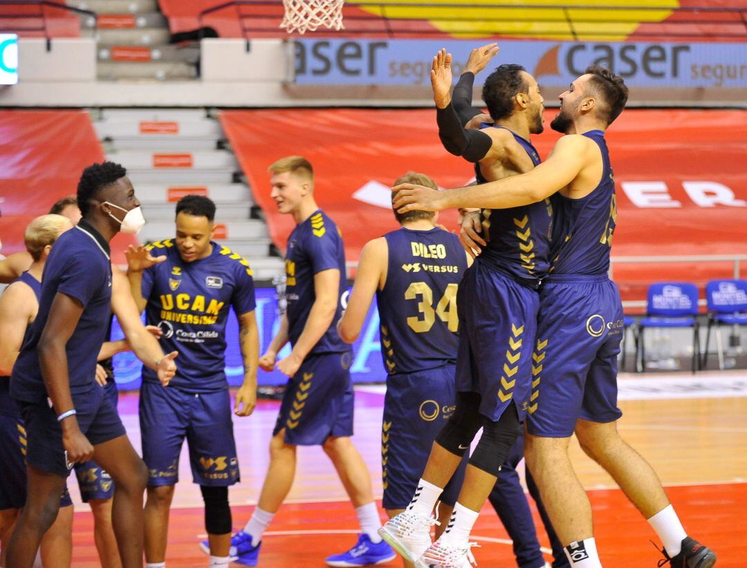 La plantilla del UCAM celebrando la victoria ante el Barça