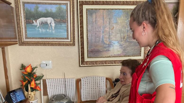 La iniciativa, fruto de la colaboración entre Cruz Roja Española y Fundación Amancio Ortega, pretende que las personas mayores de 65 años puedan afrontar la soledad no deseada, el aislamiento social y la brecha digital