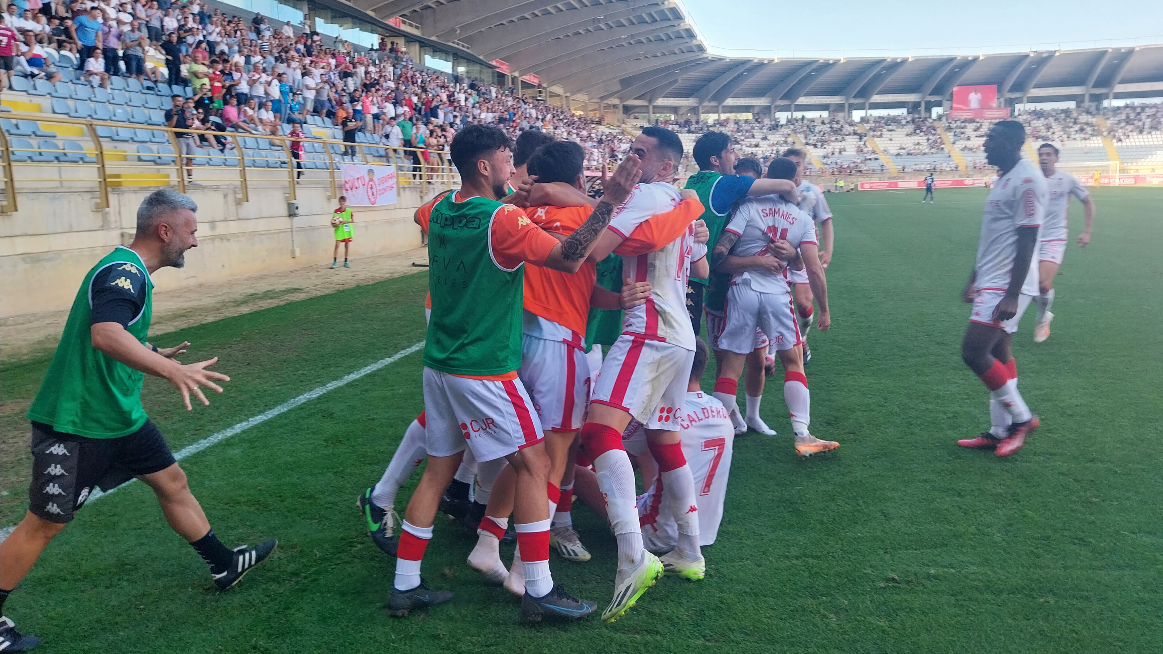 Los jugadores de la Cultural celebran un gol / Isaac Llamazares.